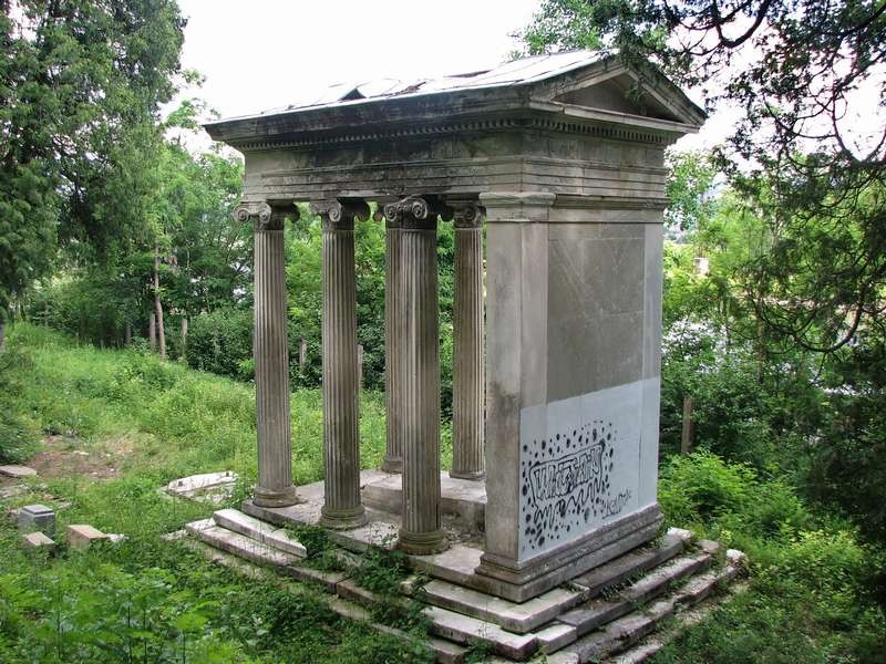 Neoklasicistická hrobka baróna Leopolda Poppera von Podhragyho na Židovskom cintoríne v Hliníku nad Váhom.